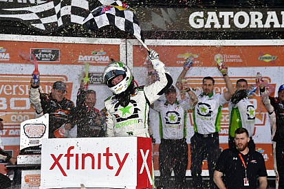 Reddick gana primer carrera de la temporada con final de foto