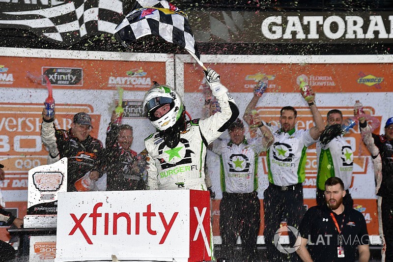 Reddick gana primer carrera de la temporada con final de foto