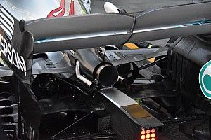 Mercedes: scarico centrale carenato e braccio della sospensione a diapason