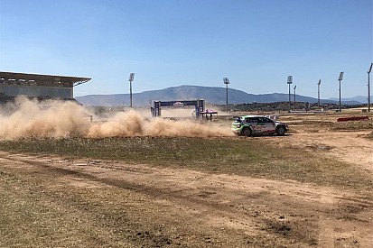 Acropoli, PS1: Herczig galoppa all'ippodromo, Lukyanuk fora