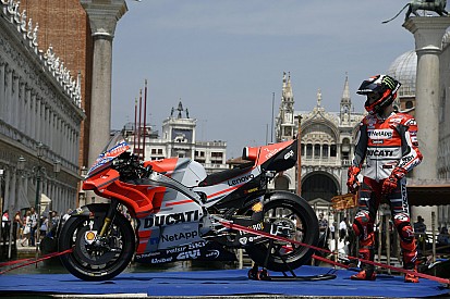 Fotogallery MotoGP: Ducati-Lorenzo show tra i canali di Venezia