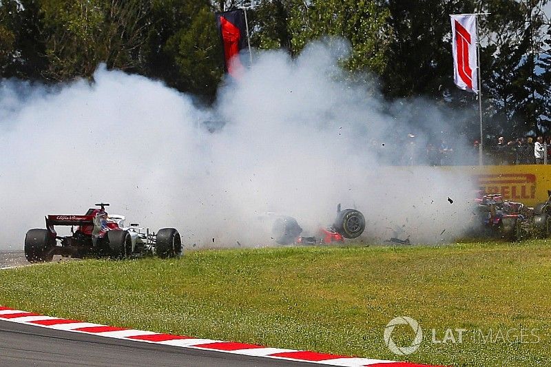 Galería: el triple abandono por accidente al inicio del GP de España