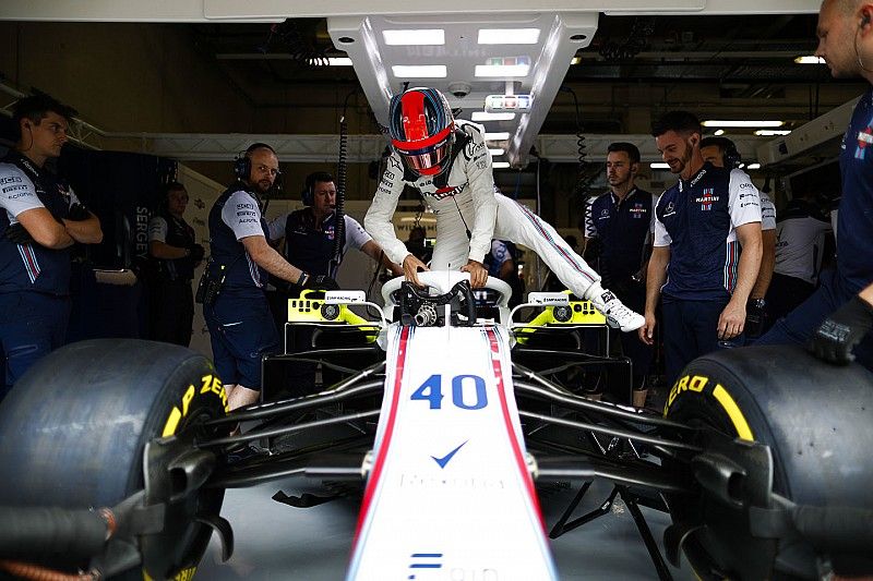 Robert Kubica, Williams FW41, sube a su auto