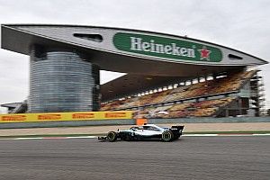 Hamilton bate Raikkonen por 0s007 e lidera sexta na China