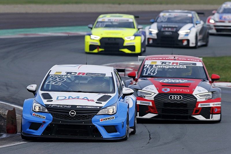 Harald Proczyk, Opel Astra TCR, davanti a Niels Langeveld, Audi RS 3 LMS TCR