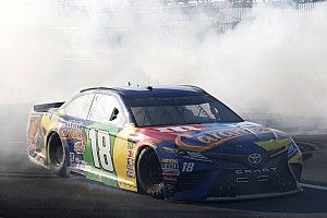 Буш одержал победу в гонке NASCAR в Поконо с 28-го места на старте