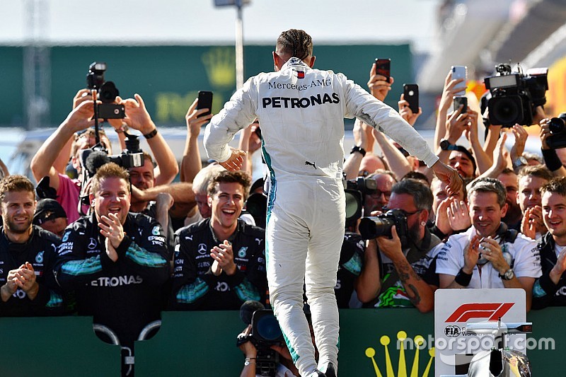 Hamilton azt szeretné, ha fejlődnének az időmérőkön