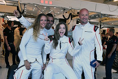 Palvin Barbit és Hosszú Katinkát is körbevitték egy F1-es autóval a Hungaroringen