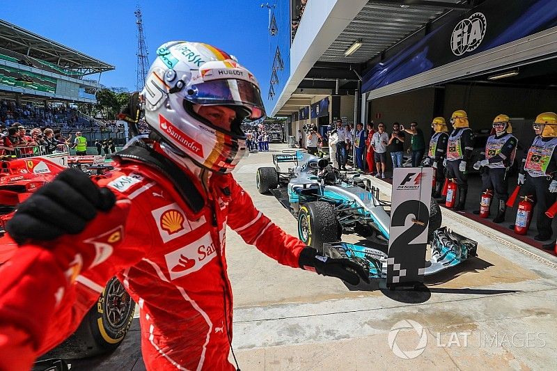 Ganador de la carrera Sebastian Vettel, Ferrari celebra en parc ferme