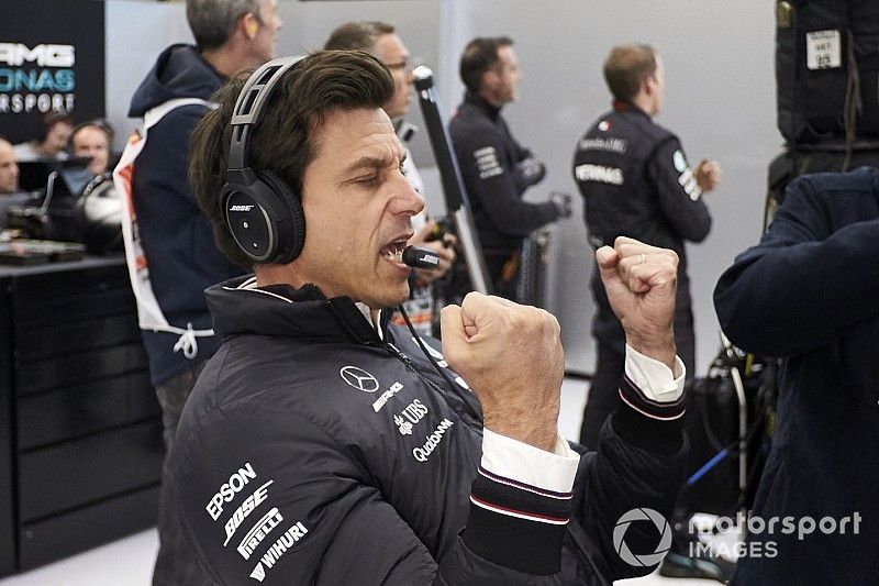 Toto Wolff, Director Ejecutivo (Negocios), Mercedes AMG, celebra como Lewis Hamilton, Mercedes AMG F1, toma la pole