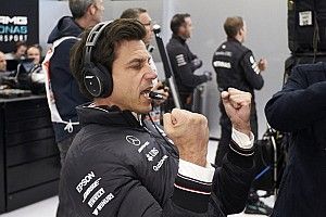 Wolff: "Un gran Lewis, el coche ha crecido y los puntos aún no están dados"