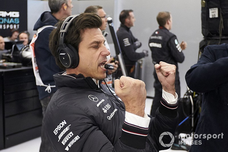 Wolff: "Un gran Lewis, el coche ha crecido y los puntos aún no están dados"