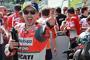 Lorenzo venció a Márquez en un gran mano a mano en Austria