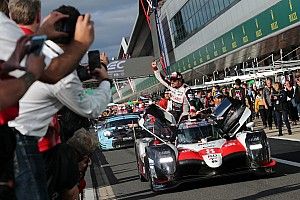 Alonso moet WEC-zege inleveren: beide Toyota’s gediskwalificeerd