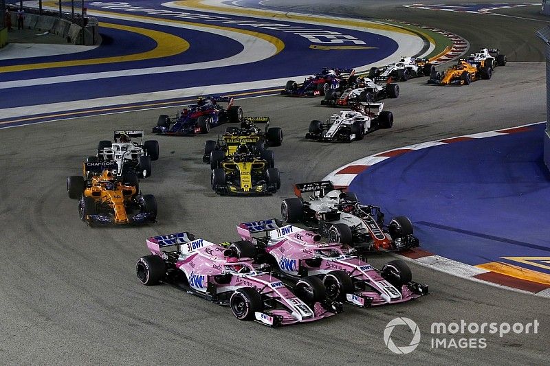 Esteban Ocon, Racing Point Force India VJM11 and Sergio Perez, Racing Point Force India VJM11 battle at the start of the race 