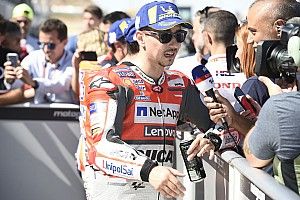 Lorenzo: "Tengo el pie muy hinchado y no sé si me podré poner la bota"