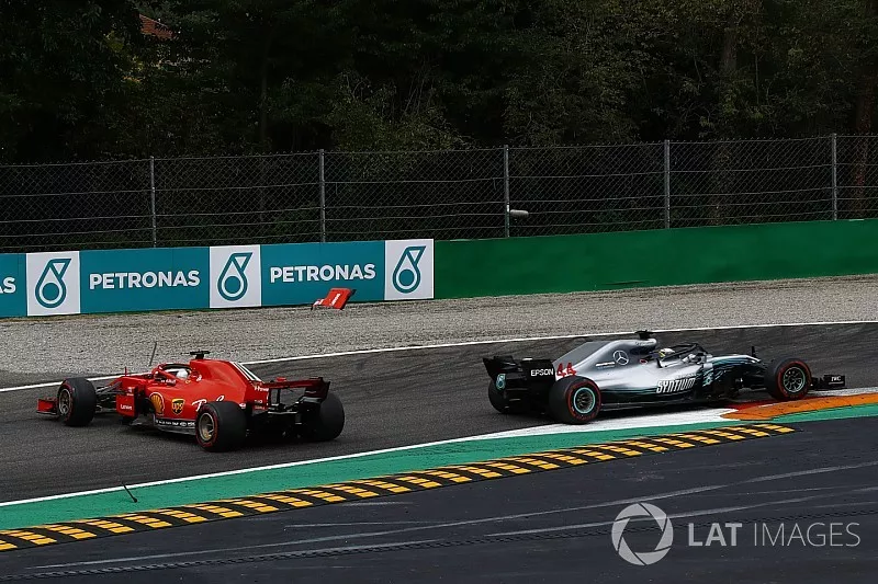 Sebastian Vettel, Ferrari SF71H facing the wrong way after making contact with Lewis Hamilton, Mercedes AMG F1 W09 