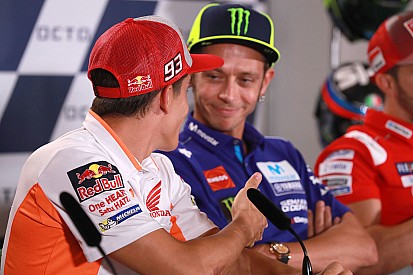 Rossi weigert Marquez hand te geven, maar ziet 'geen enkel probleem'