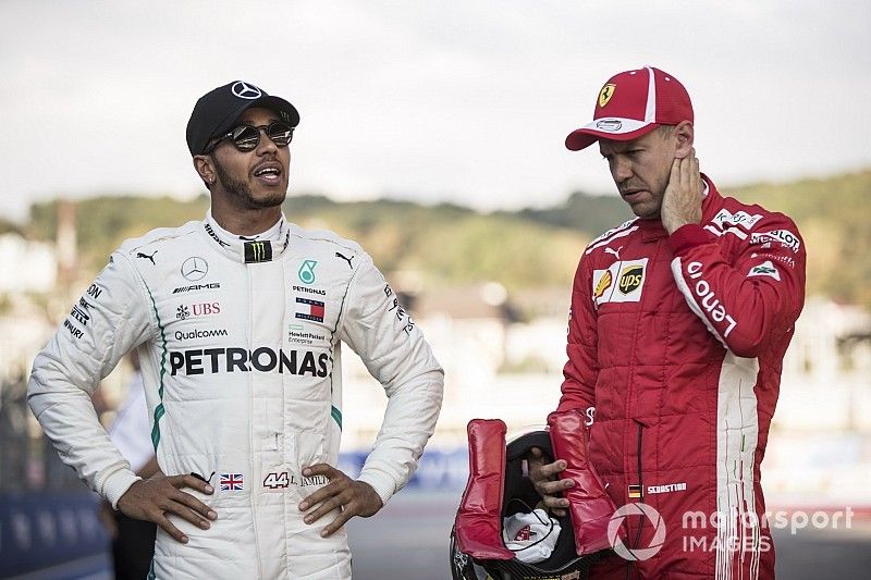 Lewis Hamilton, Mercedes AMG F1,  y Sebastian Vettel, Ferrari