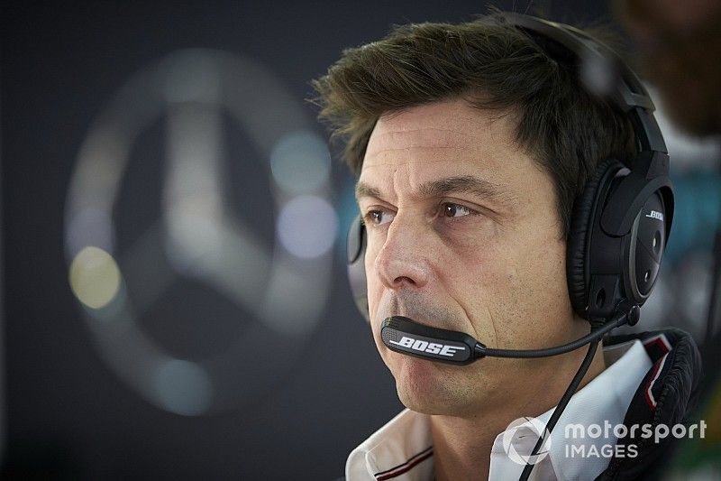 Wolff: Está mal presionar a los comisarios por sanción a Vettel