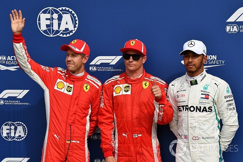 Sebastian Vettel, Ferrari, ganador de la pole Kimi Raikkonen, Ferrari y Lewis Hamilton, Mercedes AMG F1 celebra en parc ferme 