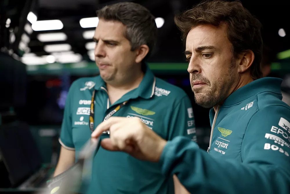 Fernando Alonso, Aston Martin F1 Team in the garage