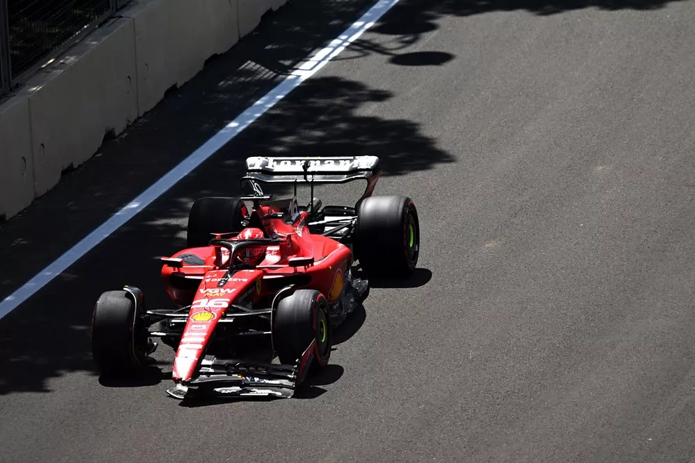 Charles Leclerc, Ferrari SF-23, avec des d&eacute;g&acirc;ts &agrave; l'aileron avant