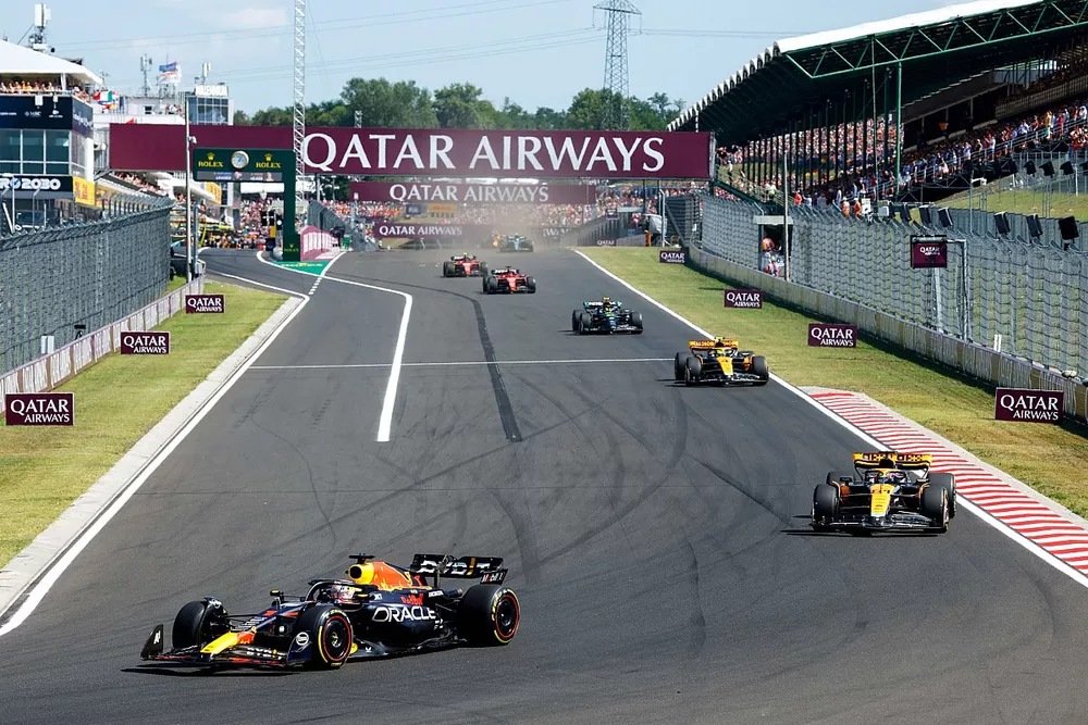 Max Verstappen, Red Bull Racing RB19, Oscar Piastri, McLaren MCL60, Lando Norris, McLaren MCL60