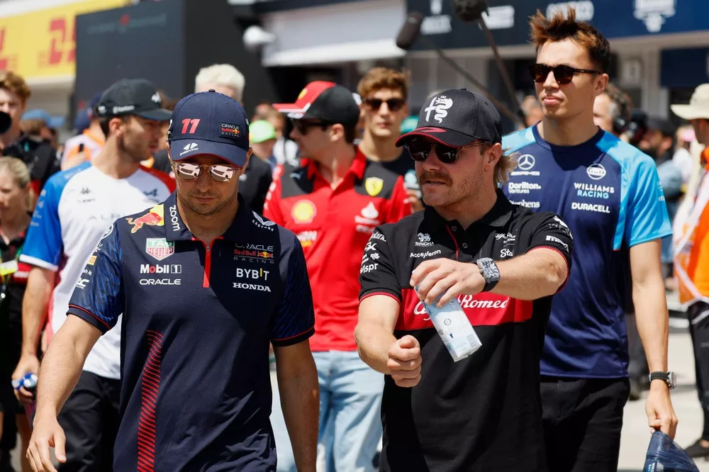 Sergio Perez, Red Bull Racing, with Valtteri Bottas, Alfa Romeo F1 Team 