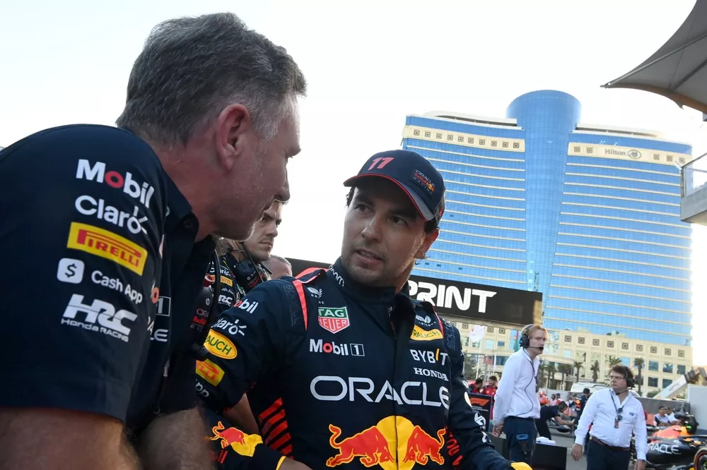 Christian Horner, director, Red Bull Racing, Sergio P&eacute;rez, Red Bull Racing, 1&ordf; posici&oacute;n, en Parc Ferme tras la carrera Sprint.