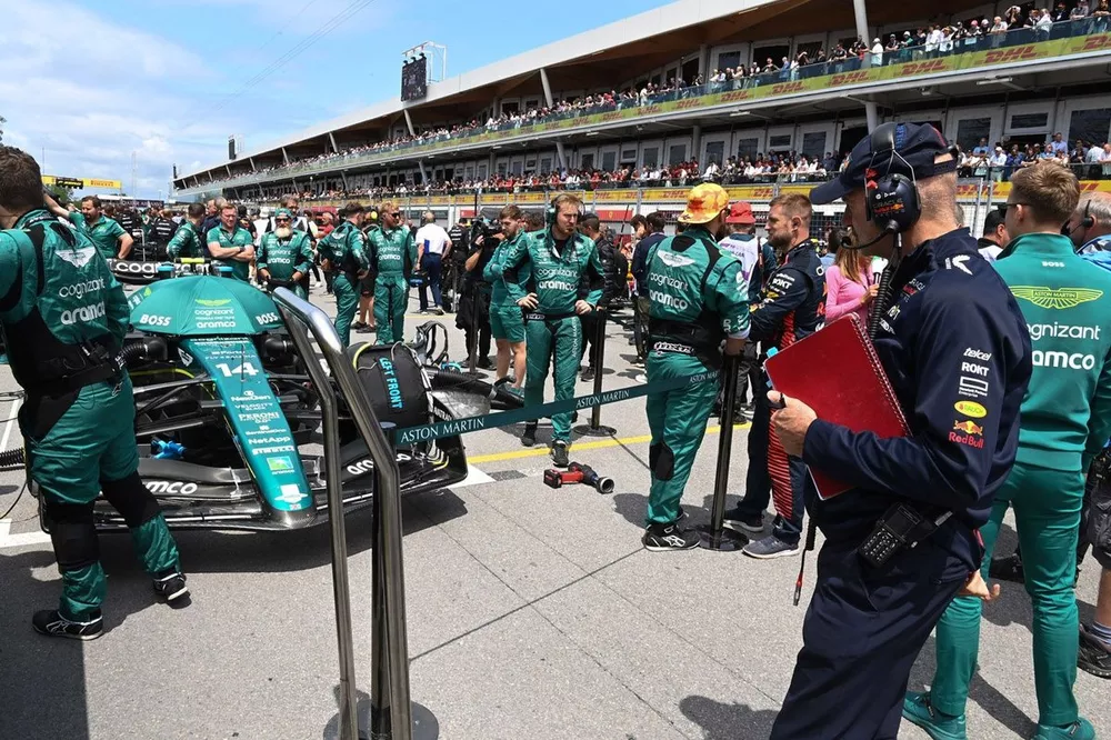 Adrian Newey, directeut technique en chef, Red Bull Racing, observe la voiture de Fernando Alonso, Aston Martin AMR23
