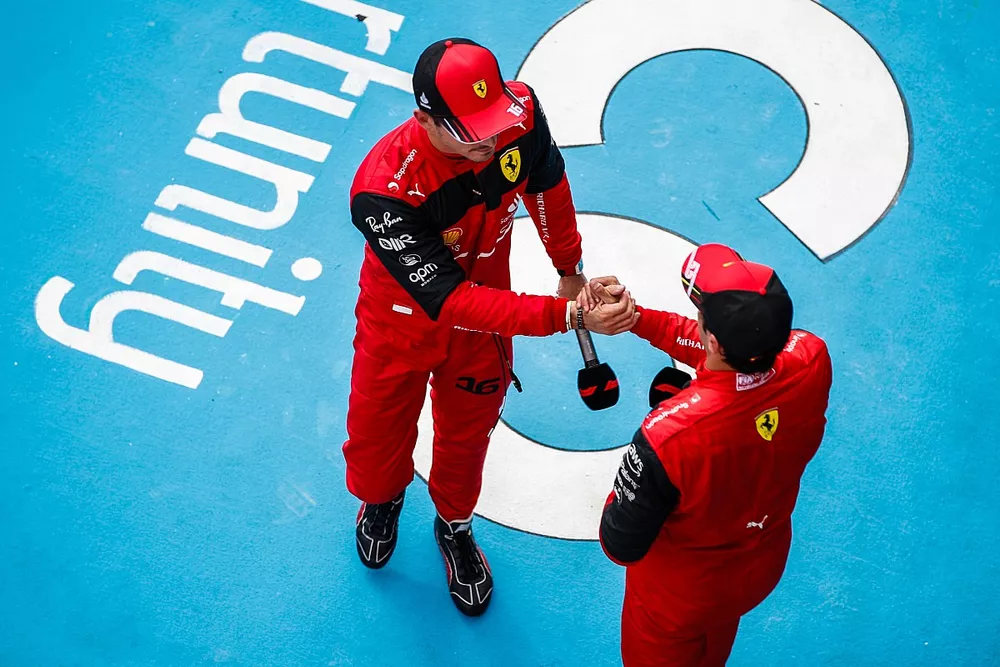 Charles Leclerc, de Ferrari, y Carlos Sainz, de Ferrari, se felicitan tras la clasificaci&oacute;n