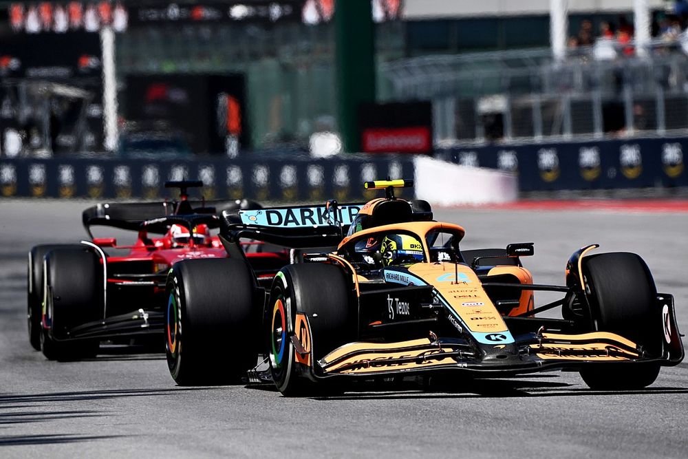 Norris spogląda na Ferrari