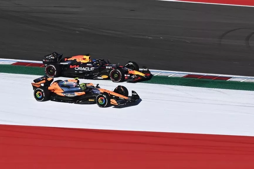 Lando Norris, McLaren MCL38, e Max Verstappen, Red Bull Racing RB20 