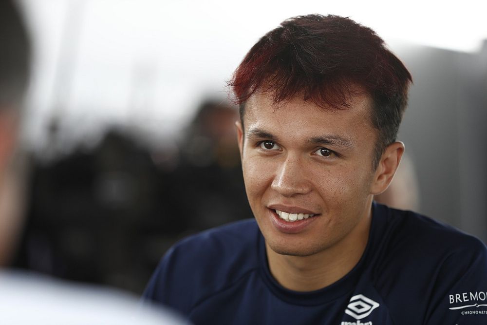 Alex Albon helyzetjelentést adott az állapotáról, kétséges a szingapúri részvétele