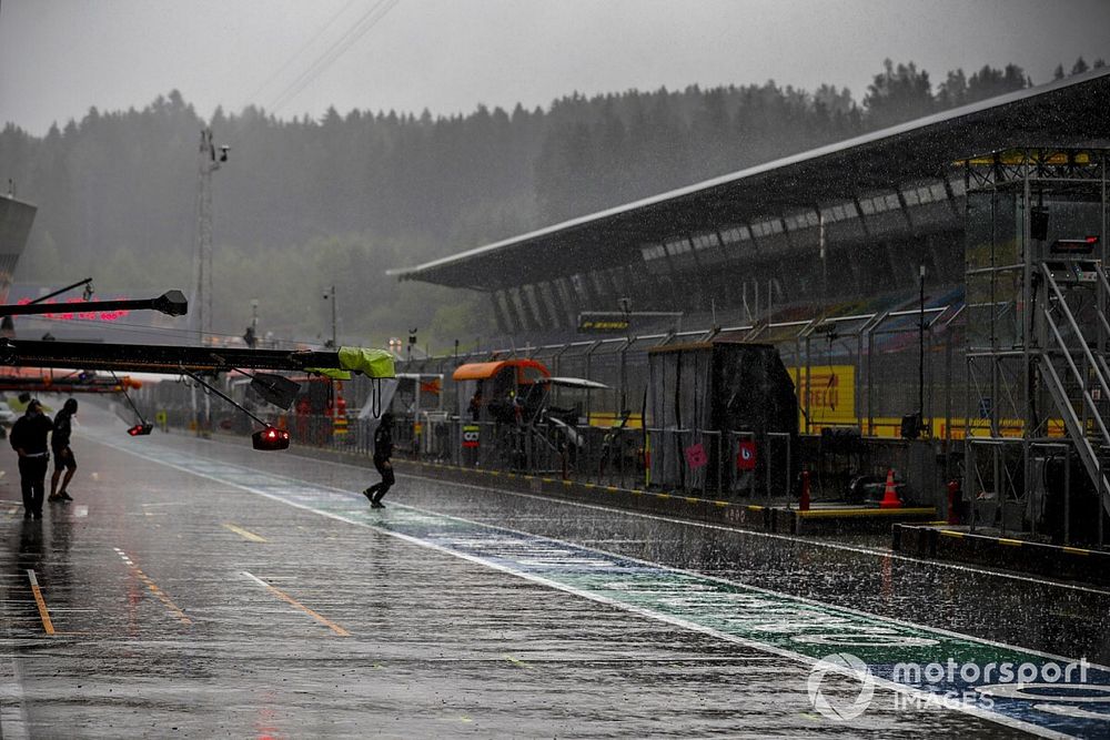 Heavy Rain in the pit lane