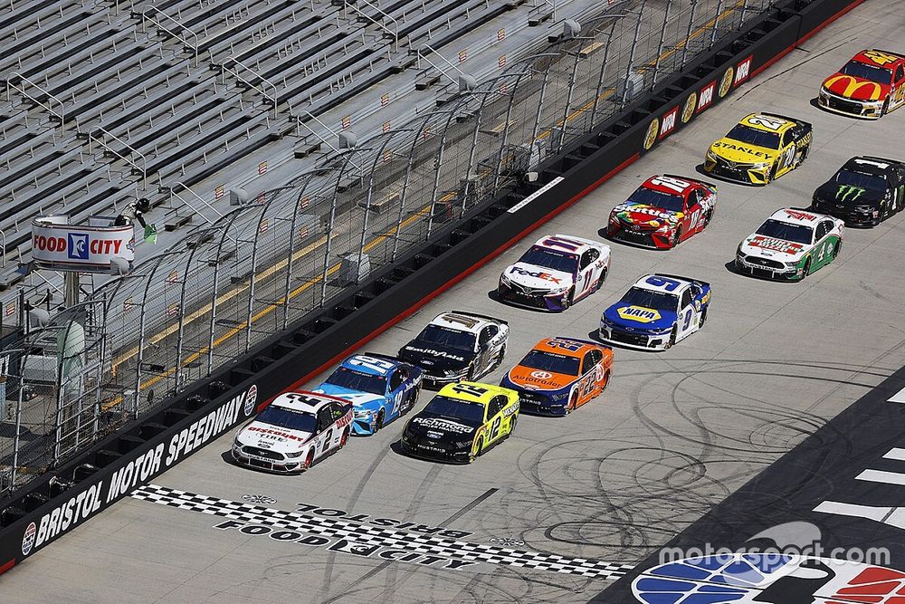 Brad Keselowski, Team Penske, Ford leads the field at the start of the race