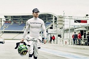 Bintang Hollywood Michael Fassbender Ramaikan Porsche Mobil 1 Supercup