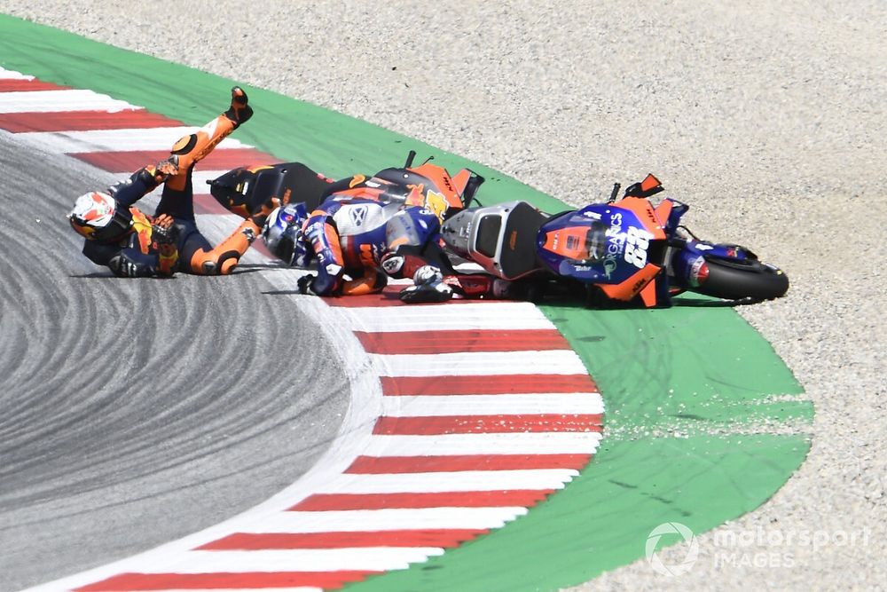 Crash entre Miguel Oliveira, Red Bull KTM Tech 3 et Pol Espargaro, Red Bull KTM Factory Racing