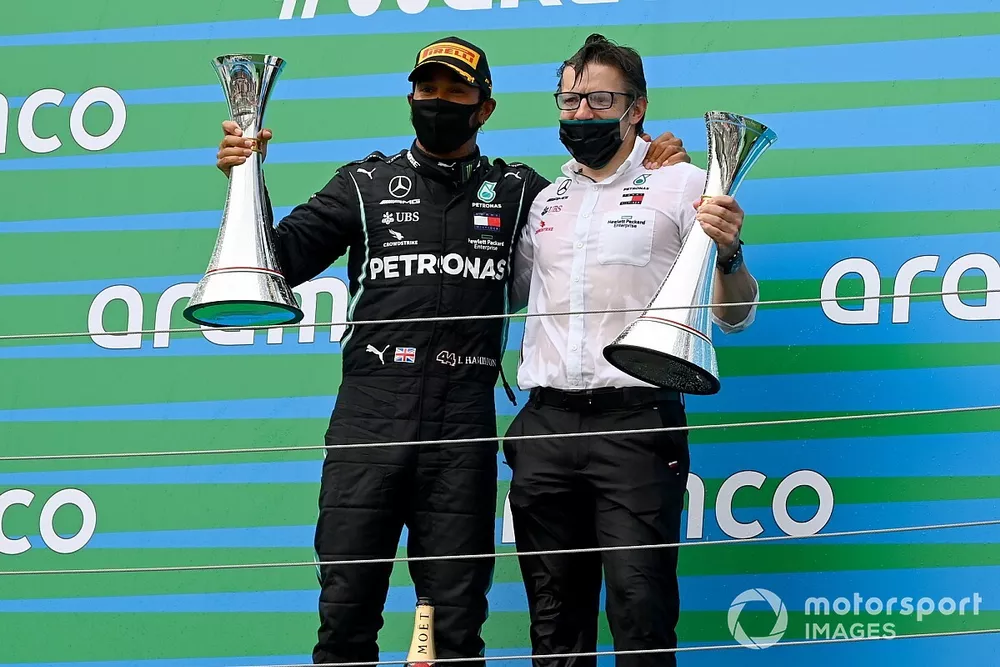 Lewis Hamilton, Mercedes-AMG Petronas F1, en Peter Bonnington, race-engineer, Mercedes AMG, op het podium