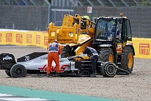 Albon és Magnussen látványos ütközése: Haas a falban - videó