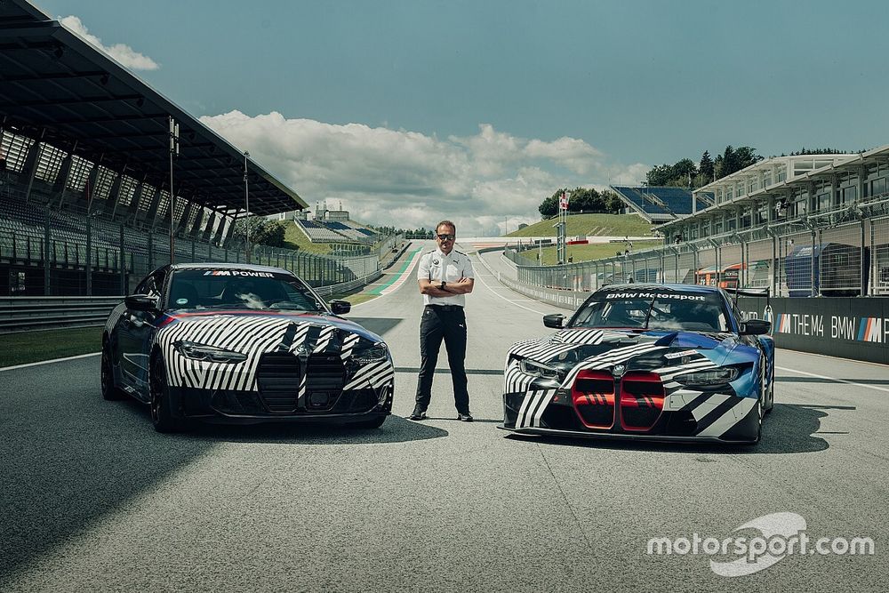 Markus Flasch, AD di BMW M GmbH, con le BMW M4 GT3 e BMW M4