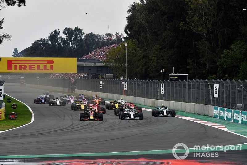 Max Verstappen, Red Bull Racing RB14 and Lewis Hamilton, Mercedes-AMG F1 W09 lead at the start of the race 