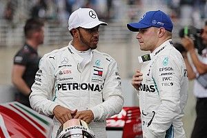 „Hamilton élete formájában van, Bottasnak meg kell látogatnia egy sportpszichológust” – mondja Brundle