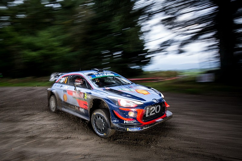 Neuville loses ground to WRC rivals after mistake