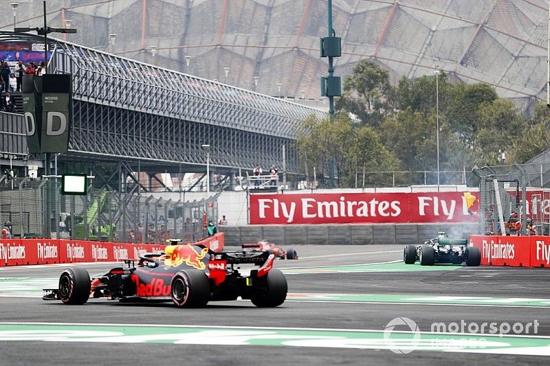 Valtteri Bottas, Mercedes AMG F1 W09 EQ Power+, stops on track