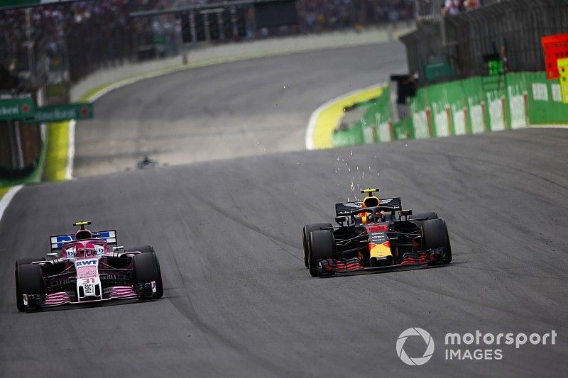 Max Verstappen, Red Bull Racing RB14 Tag Heuer, supera Esteban Ocon, Force India VJM11 Mercedes, prima del contatto