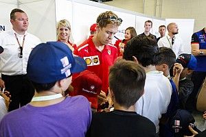 Vettel egyszerűen "félretette" a srác mercedeses sapkáját, majd jött a nemes gesztus: videón a jelenet