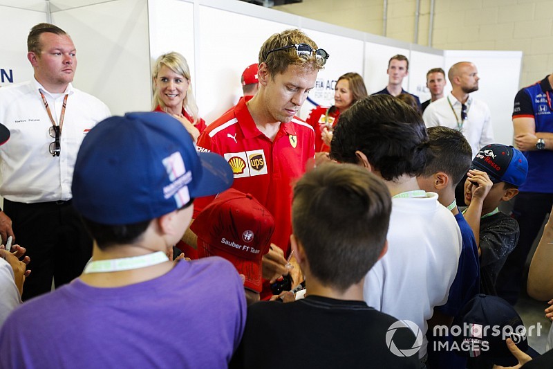 Vettel egyszerűen "félretette" a srác mercedeses sapkáját, majd jött a nemes gesztus: videón a jelenet