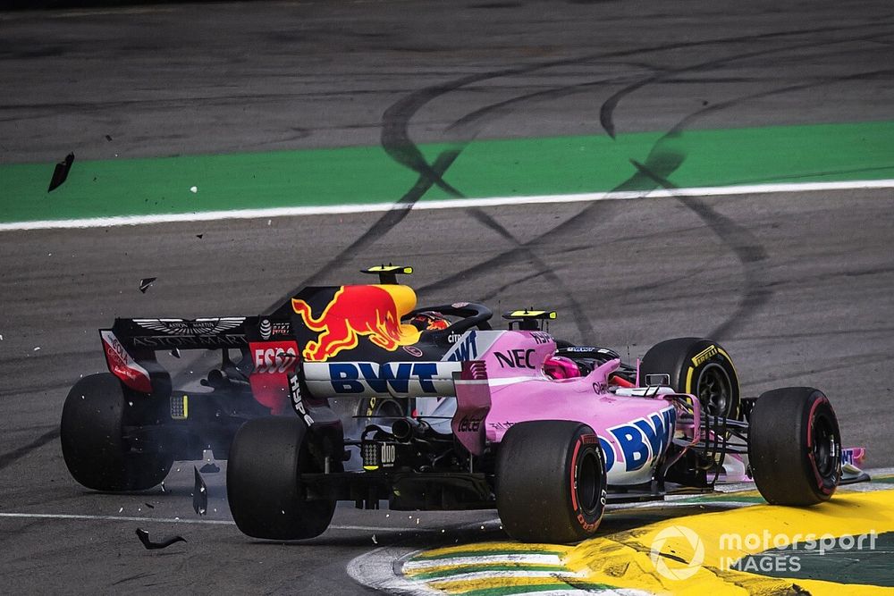 El líder Max Verstappen, Red Bull Racing RB14 choca con Esteban Ocon, Racing Point Force India VJM11 